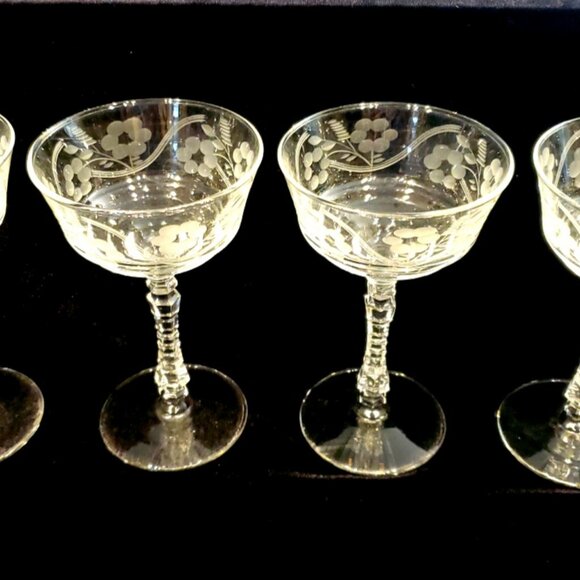 Set of 4 Champagne Cordial Cocktail Sherbert Dessert Floral Etched Glasses - Picture 2 of 6